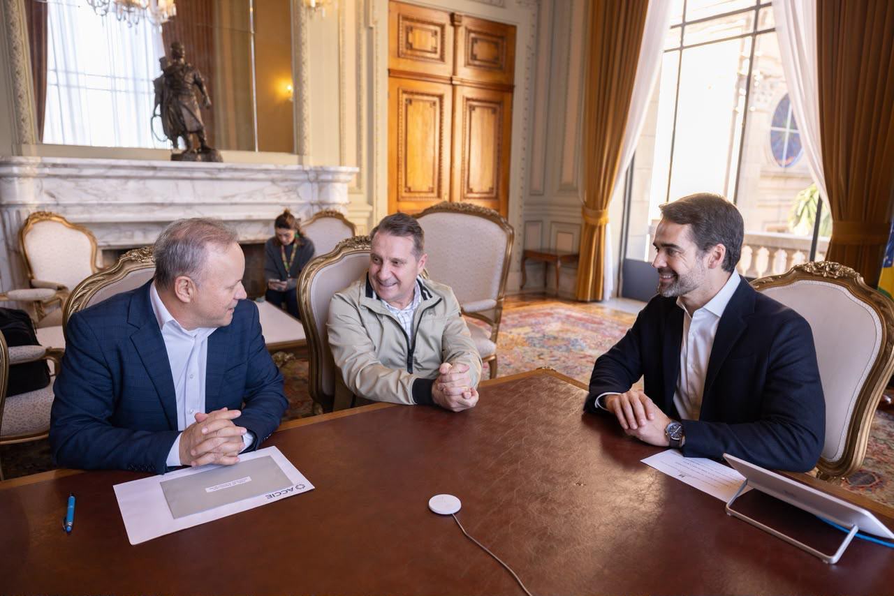 Prefeito de erechim e presidente da ACCIE entregam convite da Frinape 2026 ao governador Eduardo Leite